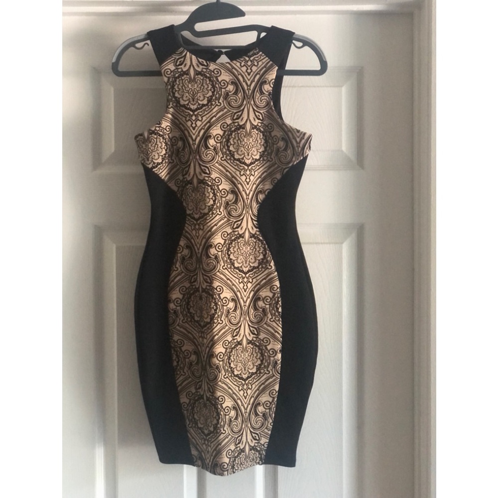 Two toned slim fitting dress. Black with beige.